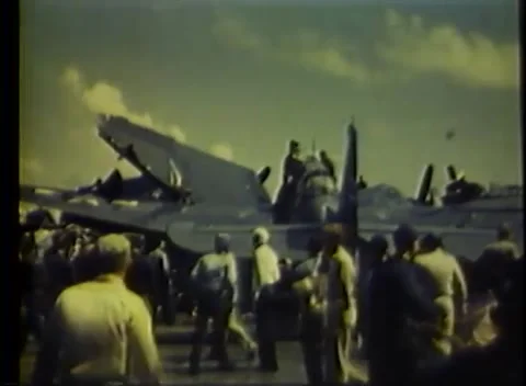 PACIFIC OCEAN - 1945: Deck handling — crew in colored jerseys work the deck Vidéo 343120228