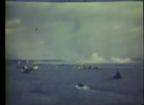 PACIFIC OCEAN - 1945: Fleet anchorage — ships crowd a sheltered anchorage 库存影片 343120254