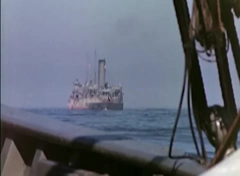 PACIFIC OCEAN - 1945: Fleet transit - Transport Ship beyond Deck Rigging 库存影片 343787049