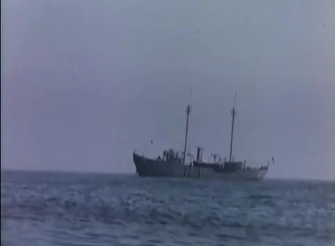 PACIFIC OCEAN - 1945: Fleet transit - Deck View Distant Vessel On Sea 库存影片 343787051