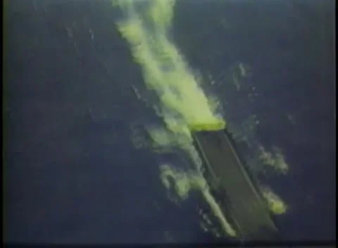 PACIFIC OCEAN - 1945: Pacific overflight — surf line along a curving coast 库存影片 343120063
