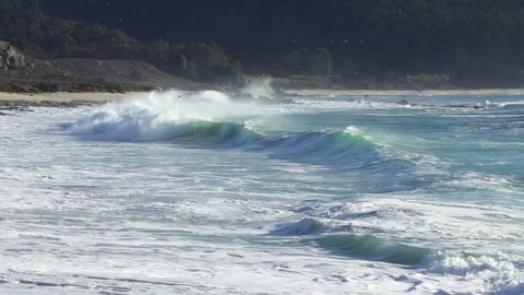 Pacific Ocean waves roll in and crash on the shore Stock Footage 141620678