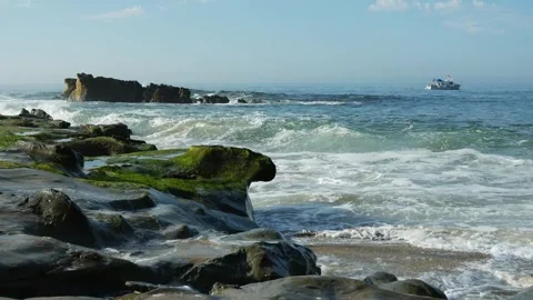 Pacific Ocean's Mighty Waves: Dramatic Crashes on Rocky Terrain 動画素材 251845401