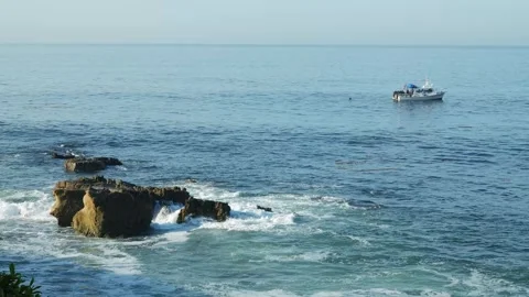 Pacific Ocean's Pristine Blue Waves Crashing on Rugged Rocks 動画素材 251845397