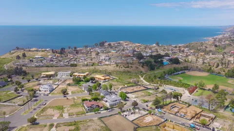 Pacific Palisades Aerial Pullback View of Coastal Homes and Pacific Ocean 01 Vidéo 334481343