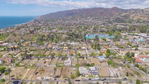 Pacific Palisades Aerial Pullback View of Coastal Homes and Pacific Ocean 02 Stockbeeldmateriaal 334495343