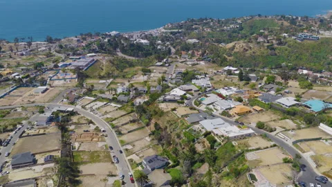 Pacific Palisades Coastal Aerial Pullback View of Homes and Ocean 03 Vidéo 334573369