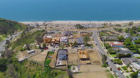 Pacific Palisades Coastal Aerial Pullback View of Rebuilding Homes 02 Vídeo Stock 334580899