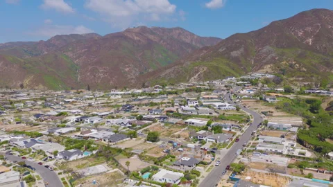 Pacific Palisades Hillside Aerial Pullback View of Homes and Mountains 01 Stockbeeldmateriaal 334572305