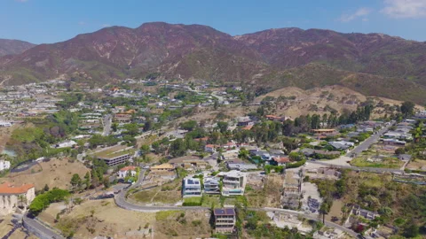 Pacific Palisades Hillside Aerial Pullback View of Homes and Mountains 02 Vídeo Stock 334572325
