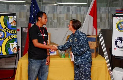 Pacific Partnership 2010 Commander Capt. Lisa M. Franchetti greets Mercy Co.. Stock Photos