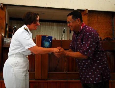Pacific Partnership 2010 Commander Capt. Lisa M. Franchetti receives a gift.. Stock Photos