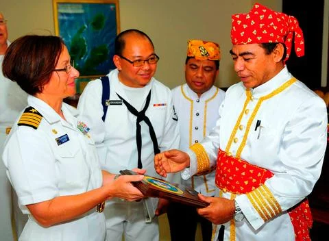 Pacific Partnership 2010 Commander Capt. Lisa M. Franchetti presents a plaq.. Stock Photos