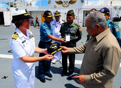 Pacific Partnership 2010 Commander Capt. Lisa M. Franchetti gives a USNS Me.. Stock Photos