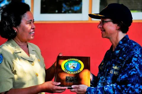 Pacific Partnership 2010 Commander Capt. Lisa M. Franchetti presents the he.. Stock Photos