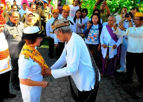 Pacific Partnership 2010 Commander Capt. Lisa M. Franchetti receives a cult.. Stock Photos