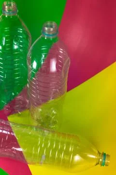 A pack of 3 empty and recyclable water bottles, with no caps, blue seal, on a Foto stock