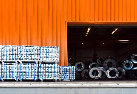 Pack of aluminum ingot bar stack on warehouse dock for container stuffing. 写真素材