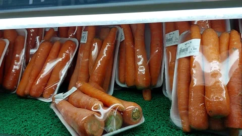 Pack of carrots in a supermarket Video stock 231014311