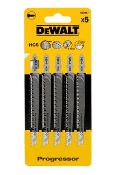 Pack contains five Dewalt saw blades designed for cutting wood and plastic. E Fotos de archivo