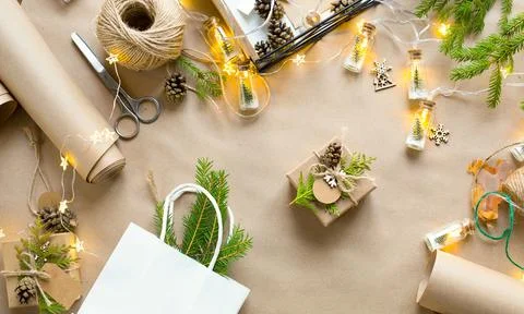 Pack a gift for Christmas and new year in eco-friendly materials: kraft paper Stockfoto's