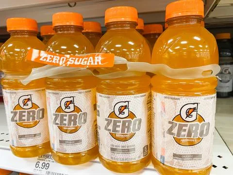 A pack of orange-flavored Gatorade Zero sugar sports drink bottles on a sup.. 스톡 사진
