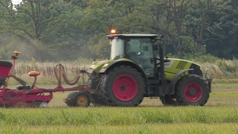 Pack of seven tractor and farmer working in a field Video stock 112752016