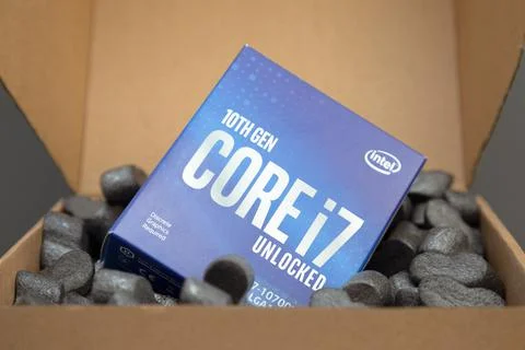 Package Box Delivered Intel 8 Core i7 CPU Processor. Editorial 스톡 사진