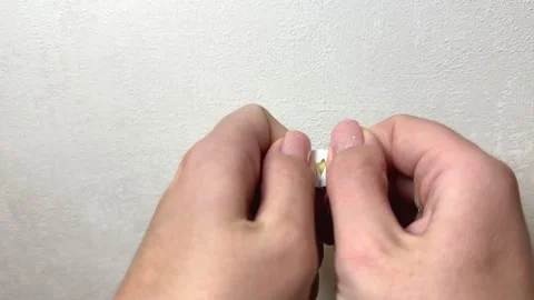 The package of the suppository for the treatment of hemorrhoids is opened. 库存影片 253867975