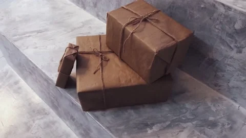 Packaged boxes for postal delivery service, parcels wrapped in brown paper and Stockbeeldmateriaal 154007930