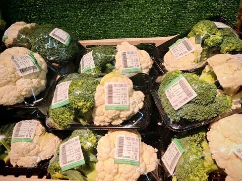 Packaged Broccoli and Cauliflower Pricing Display Foto stock
