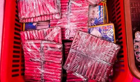 Packaged festive crackers arranged in bulk for sale Фото