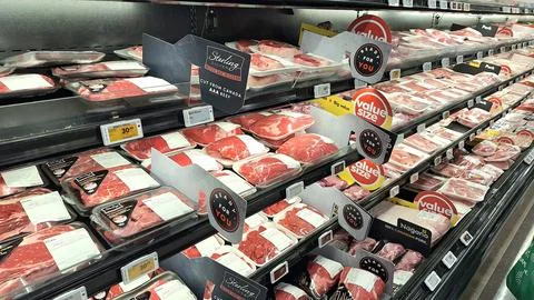 Packaged raw meat cuts displayed in grocery store display Foto stock