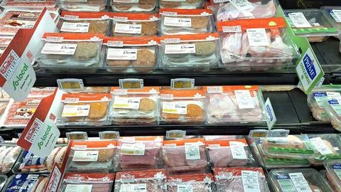 Packaged raw turkey products displayed in supermarket refrigerator. Foto stock