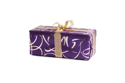 Packaged rectangular gift in purple packaging with gold bow and gold pattern on Foto stock