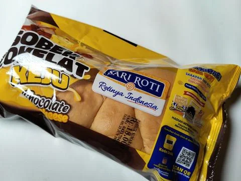 Packaged sweet bread product with chocolate and cheese flavor presented on a whi Fotos de archivo