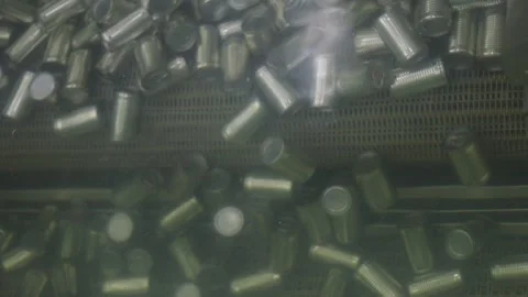 Packaging cleaning process with cans through water on an automated conveyor line Vídeo Stock 329904678
