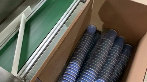 Packaging. Coffee-to-go cup production on a machine. Vídeo Stock 155516272