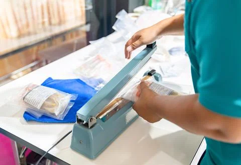 Packaging Process with a Heat Sealer Foto stock