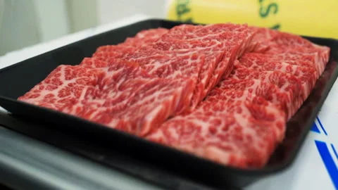 Packaging raw sliced meat 스톡 동영상 135296040