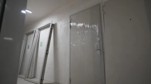 Packed doors and window frames stand next to light walls Stockbeeldmateriaal 304410892