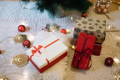 Packed gift boxes on the white knitted blanket Foto stock