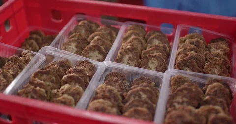 Packed meat patties in plastic trays inside red crate, Slow Motion Vídeo Stock 340045093