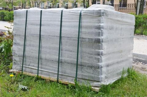 Packed pallets of paving slabs, ready for installation. City sidewalk repai.. Stock-Fotos