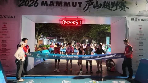 Packed Runners Behind Blue Start Tape at Illuminated Arch, Lushan Vídeo Stock 346701915