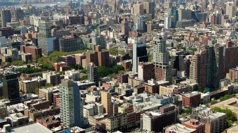 Packed tenement rooftops across the Lower East Side grid 库存影片 113580876