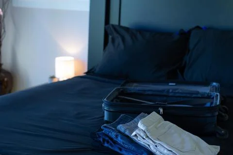 Packing bag on bed. Getting ready for a trip away from home. Foto stock