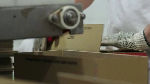 Packing boxes with ketchup bags Video stock 77101202