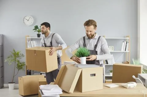Packing boxes, moving delivery pack service, male movers team moving cardboard 库存照片