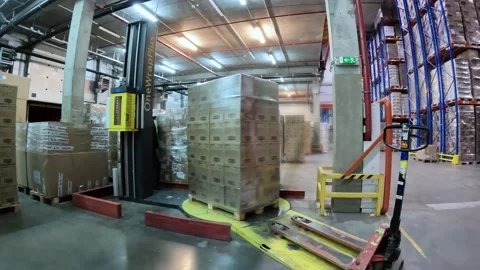 Packing boxes in plastic film timelapse. Box stretch wrapping machine. pallet Vidéo 196112064